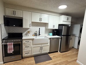 Private kitchen - Cozy 1-bedroom in fabulous Downtown Denver with AC (Denver)