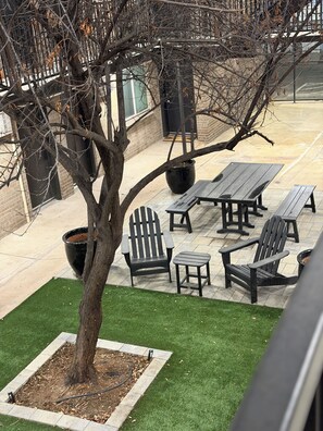 Outdoor dining - Cozy 1-bedroom in fabulous Downtown Denver with AC (Denver)