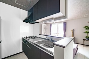 Apartment | Private kitchen | Fridge, microwave, stovetop, rice cooker - HILLS NISEKO 206 (Niseko)