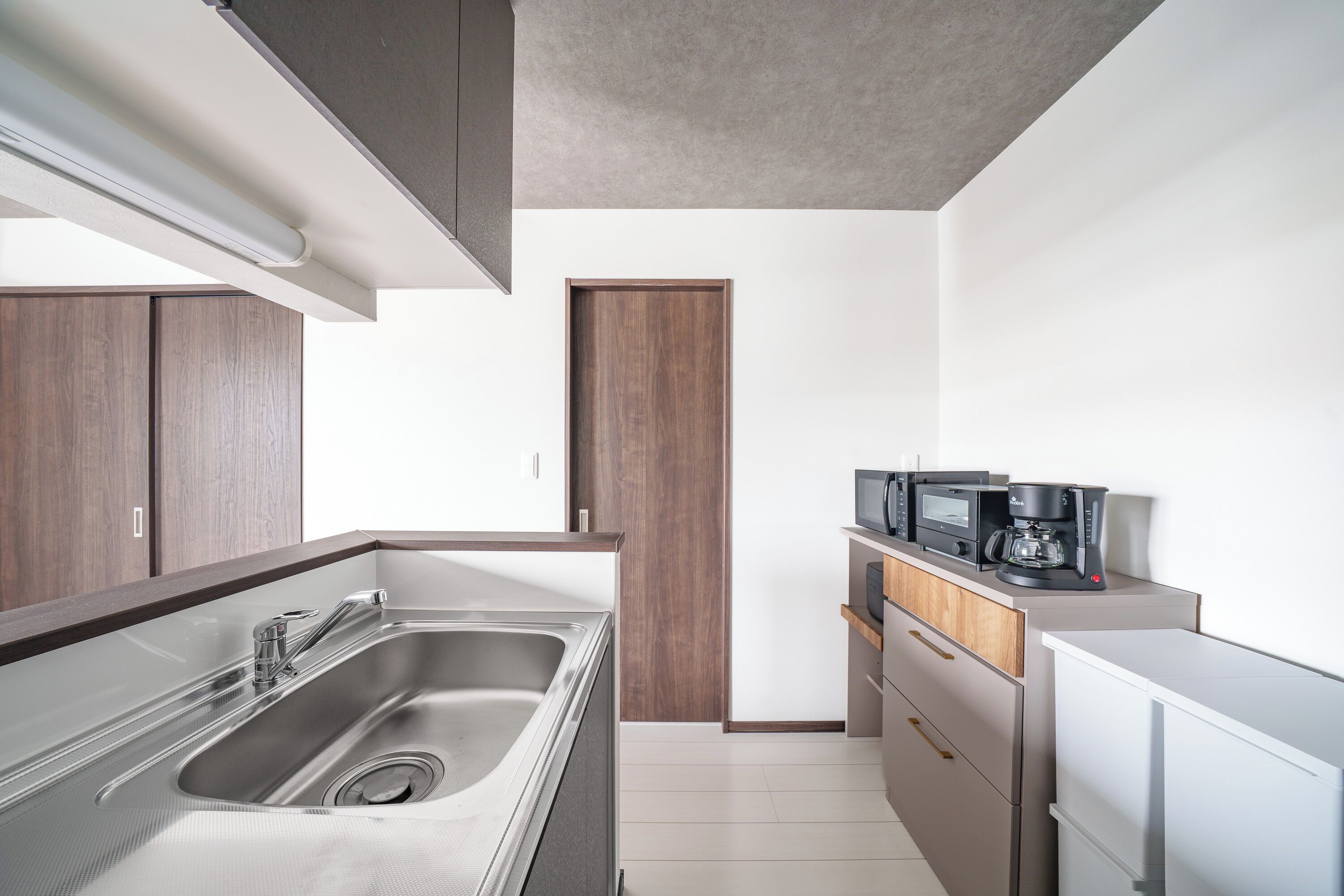 Refrigerador, microondas, placa de cocina, arrocera