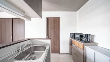 Refrigerador, microondas, placa de cocina, arrocera