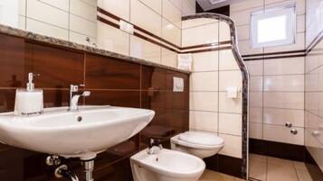 Apartment (Two bedroom apartment (Intimo) 53050) | Bathroom | Shower, towels