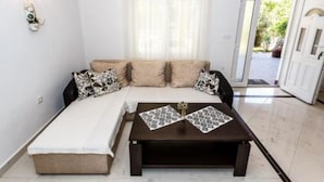 Apartemen (Two bedroom apartment (Intimo) 53050) | Ruang keluarga | Televisi layar datar 32-inci dengan saluran TV satelit