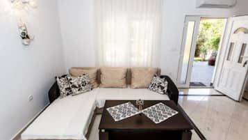 Leilighet (Two bedroom apartment (Intimo) 53050) | Oppholdsrom | En 32-tommers Flatskjerm-TV med Parabol-TV