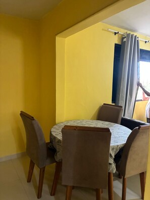 Outdoor dining - Apartment near Shopping Mall/Airport: 2 bedrooms with air conditioning and cable TV. (Várzea Grande)