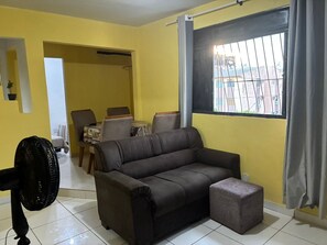 TV - Apartment near Shopping Mall/Airport: 2 bedrooms with air conditioning and cable TV. (Várzea Grande)