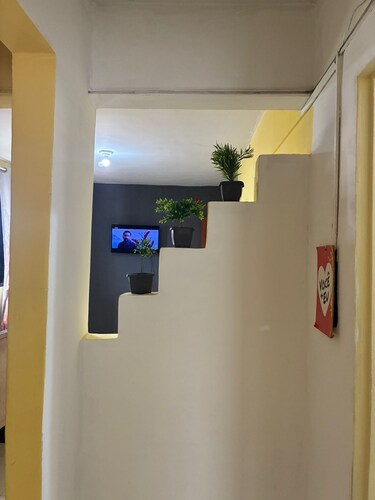 Apartment near Shopping Mall/Airport: 2 bedrooms with air conditioning and cable TV.