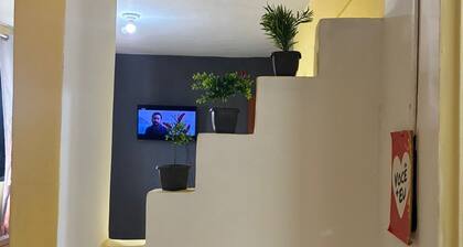 Apartment near Shopping Mall/Airport: 2 bedrooms with air conditioning and cable TV.