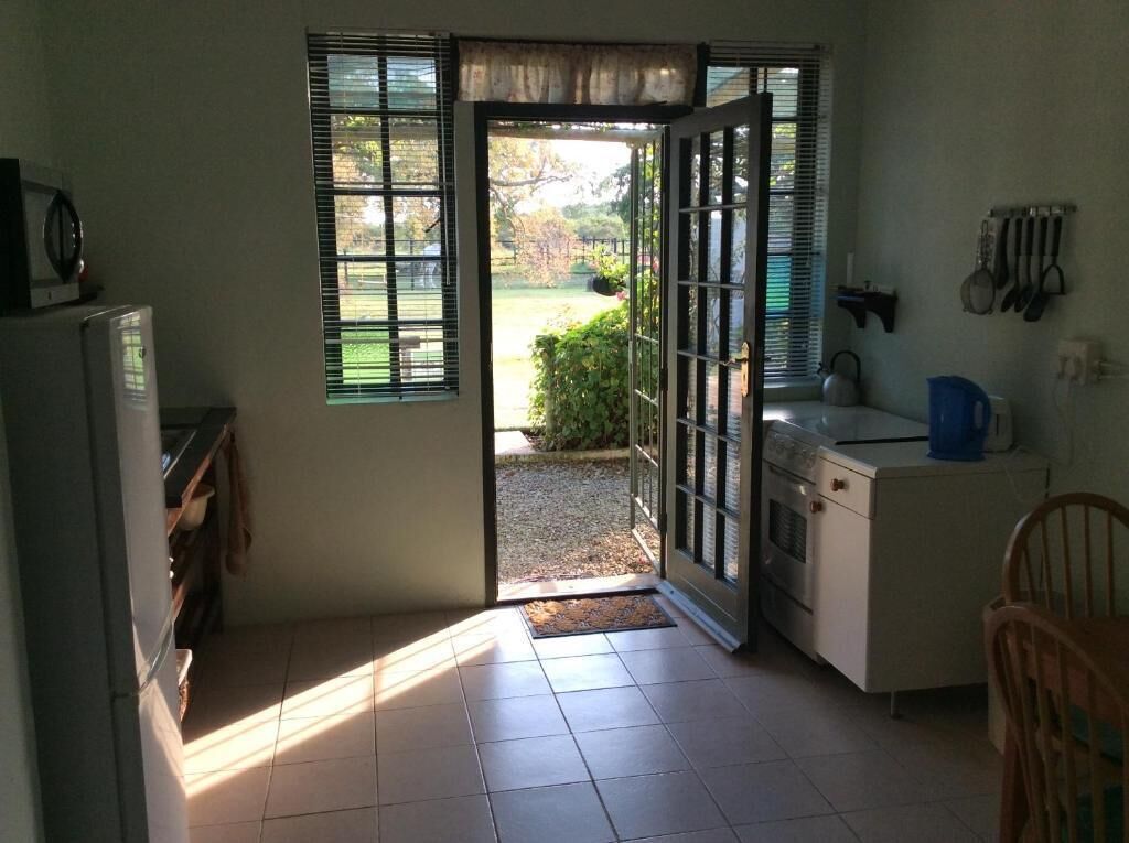 Tweepersoonskamer, terras, uitzicht op tuin | Privékeuken | Een microgolfoven, kookgerei, borden en bestek