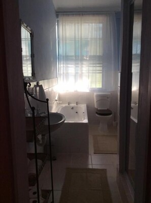 Dobbeltværelse - terrasse - udsigt til have | Badeværelse | Gratis toiletartikler, håndklæder, Sæbe, Toiletpapir