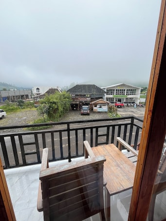 Jardines del alojamiento. Linggayoni Cottage Dieng