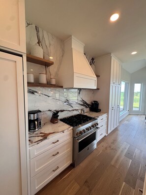 Microondas, horno, parrilla de estufa y lavavajillas 