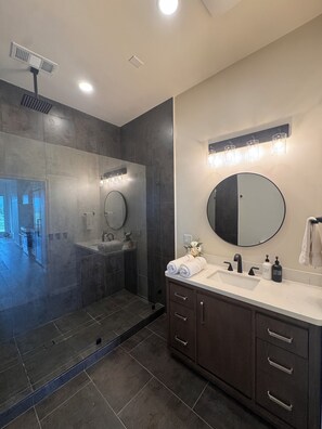 淋浴設備、風筒 、坐浴桶、提供毛巾