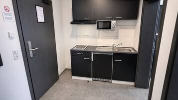 Een microgolfoven, een kookplaat