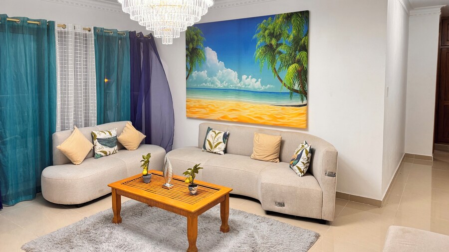 NEW 8apts Enjoy Huge 4 Bedrs