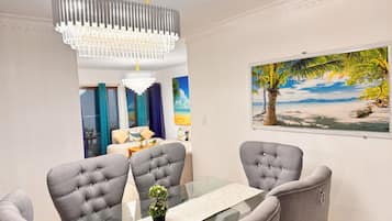 Lejlighed - 4 soveværelser - ryger - balkon | Spisestue