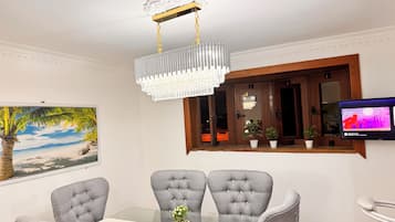 Lejlighed - 4 soveværelser - ryger - balkon | Stue