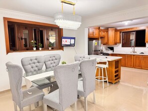 Apartment, 4 Bedrooms, Smoking, Balcony | Ruang makan