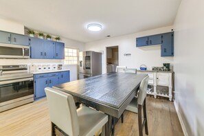 Kühlschrank, Mikrowelle, Herdplatte, Geschirrspüler