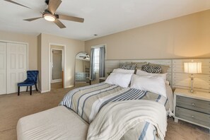 4 soverom, skrivebord, strykejern/-brett og internettilgang