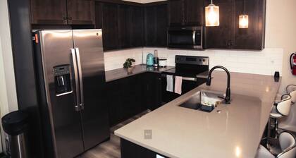 Charming Queen's bedroom in a 3-bedroom House in delightful Salem