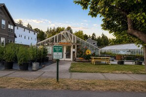 A greenhouse with a sign indicating it's for urban farm parking only, with no overnight parking allowed. - Peaceful Salem 3BR Modern Home - Sleeps 6 - Full Kitchen (Salem)