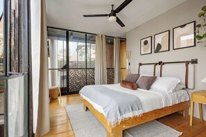 5 bedrooms, iron/ironing board, WiFi, bed sheets