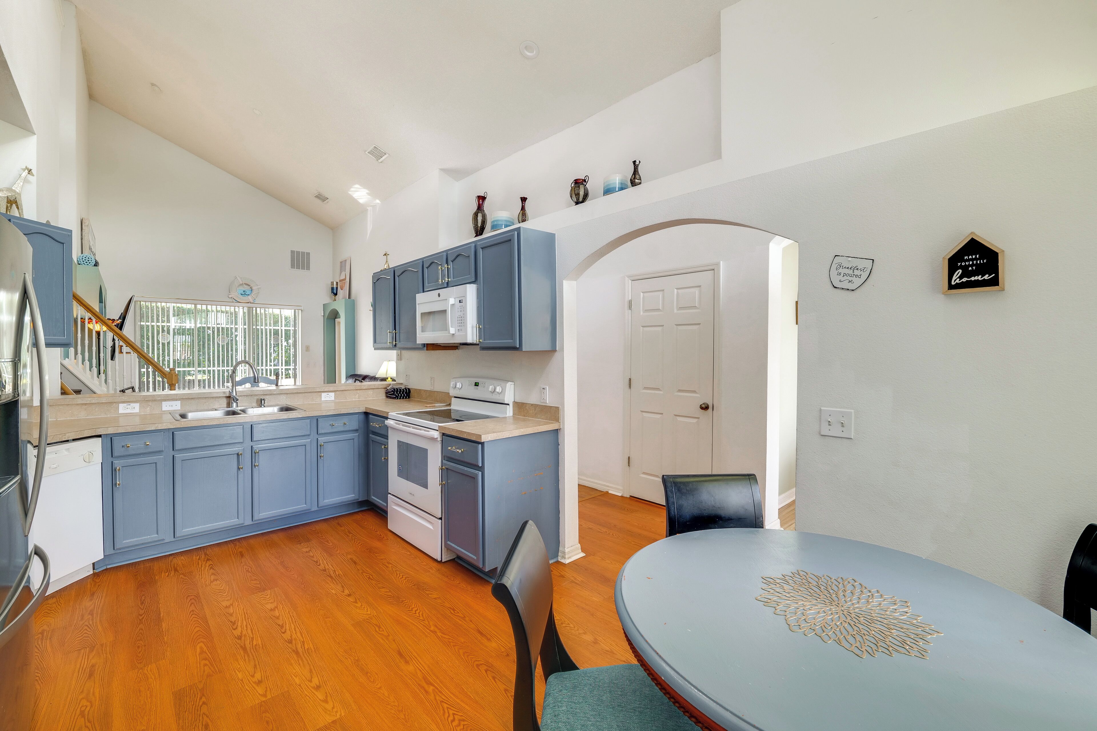 Frigorífico, microondas, placa de cocina y lavavajillas