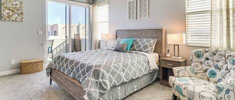 Een strijkplank/strijkijzer, internet, beddengoed