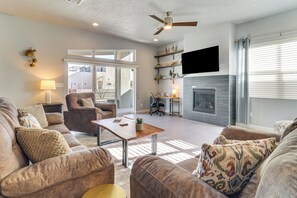TV, fireplace - Convenient Albuquerque Escape w/ Yard: Off I-25! (Albuquerque)