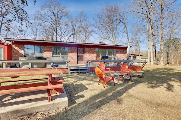 Hemphill Vacation Rental | 2BR | 1.5BA | 1,700 Sq Ft | Small Step to Enter