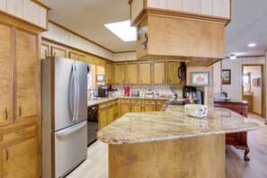 Fridge, microwave, stovetop, dishwasher - Hot Tub, Lake Access! Angler’s Escape in Hemphill (Hemphill)