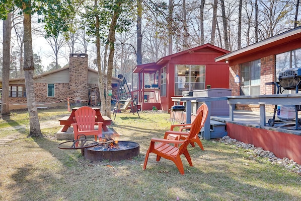 Outdoor dining - Hot Tub, Lake Access! Angler’s Escape in Hemphill (Hemphill)