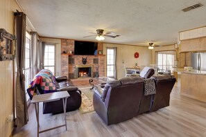 TV, fireplace - Hot Tub, Lake Access! Angler’s Escape in Hemphill (Hemphill)