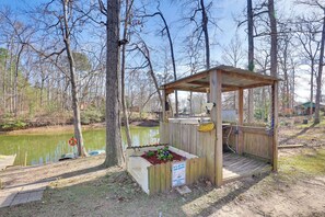 Property grounds - Hot Tub, Lake Access! Angler’s Escape in Hemphill (Hemphill)
