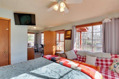 Great for Fishing! Lakefront Studio in Hemphill