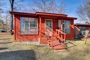 Exterior detail - Great for Fishing! Lakefront Studio in Hemphill (Hemphill)
