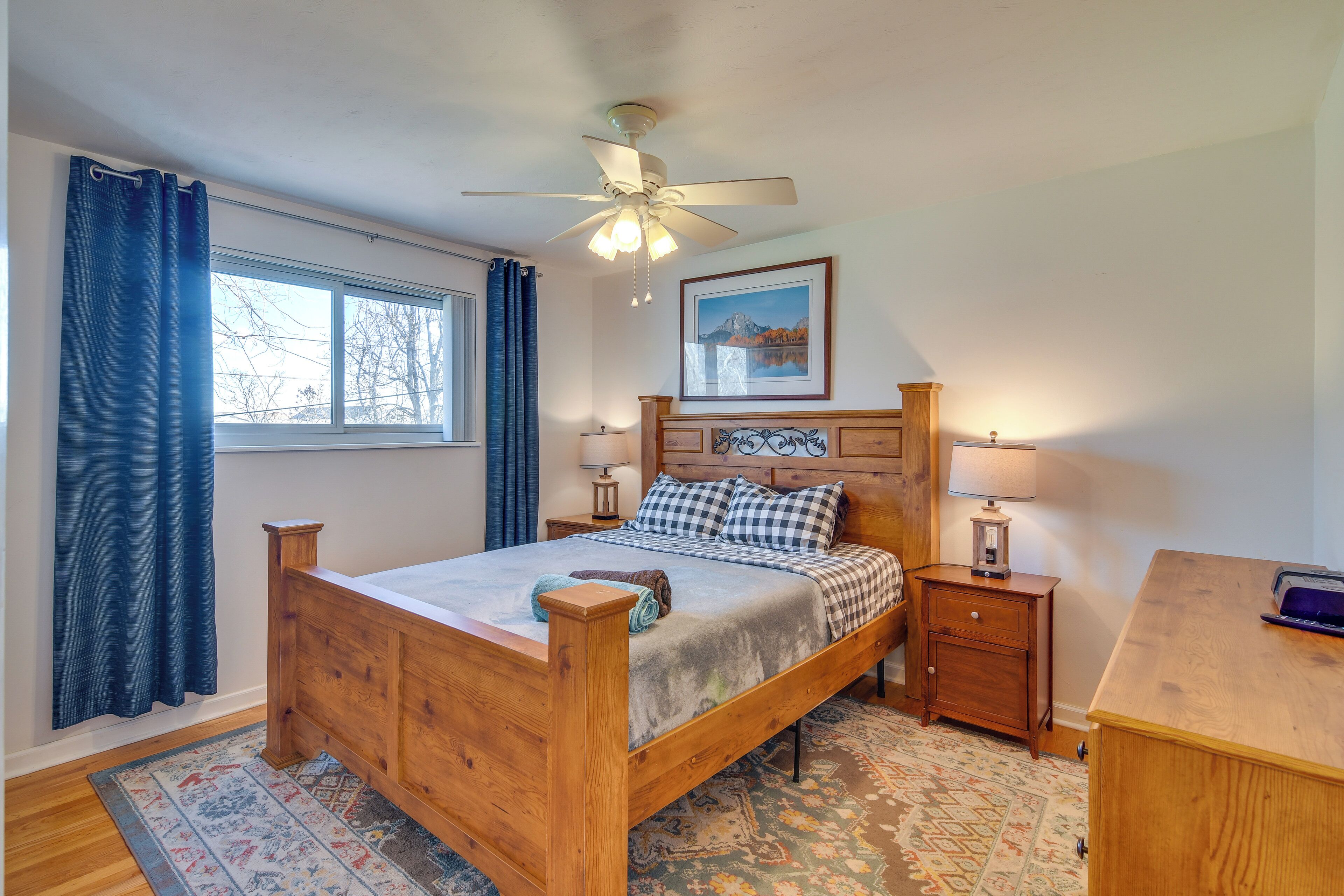 Desk, iron/ironing board, Internet, bed sheets