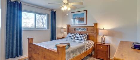 Desk, iron/ironing board, Internet, bed sheets