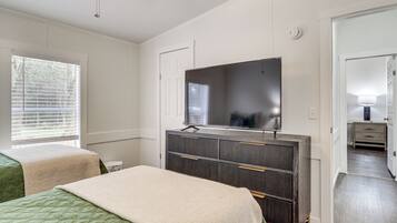 3 bedrooms, desk, iron/ironing board, internet