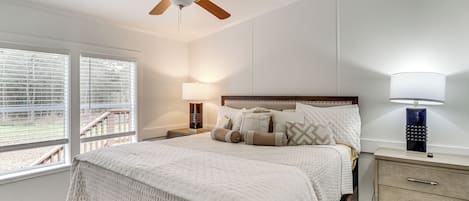 Escrivaninha, ferros/tábuas de passar roupa, acesso à internet