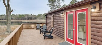 Lakeside Retreat w/ Yard: Quiet Mississippi Cabin