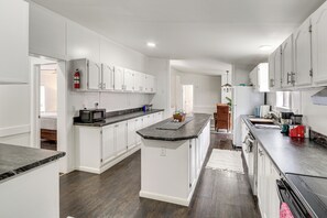 Refrigerador, microondas, placa de cocina, lavavajillas