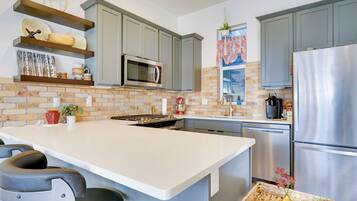 Geladeira, micro-ondas, cooktop, lava-louças