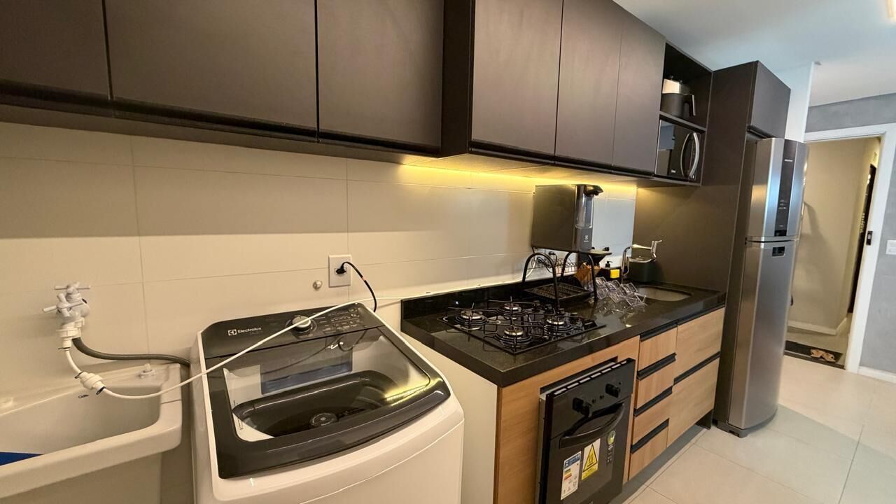 Kühlschrank, Mikrowelle, Herdplatte, Kochgeschirr/Geschirr/Besteck