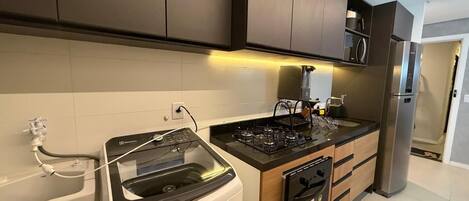 冷蔵庫、電子レンジ、コンロ、調理器具と食器