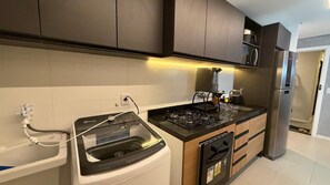 Fridge, microwave, stovetop, cookware/dishes/utensils - Tokyo 305 (Maceió)