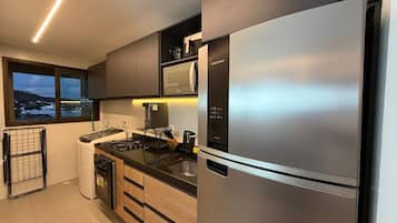 Frigorífico, microondas, placa de cocina y utensilios de cocina