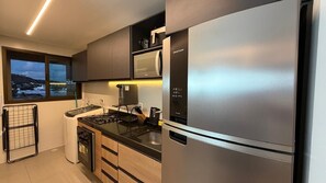 Frigorífico, microondas, placa de cocina y utensilios de cocina