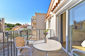 Outdoor dining - Holiday apartment with air conditioning and outdoor pool (Fažana)